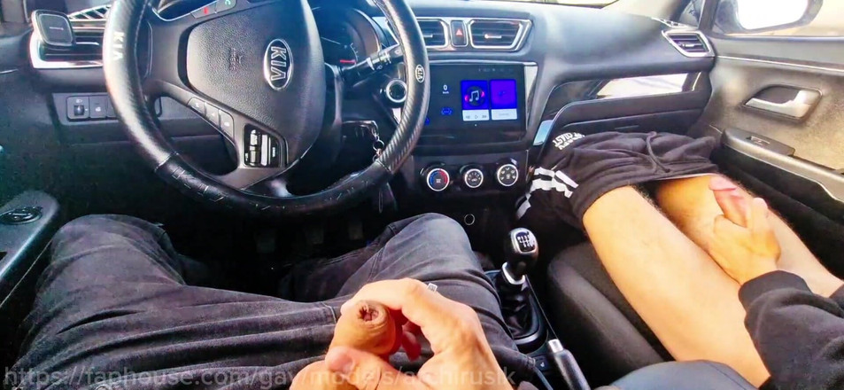 ArchiRusik: 高速道路で男が私の車に乗り込んできて、お互いにオナニーし合い、グラスの中で射精しました