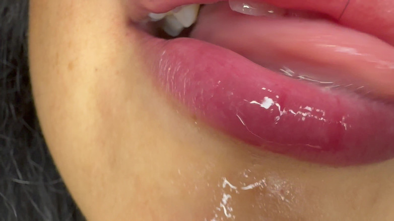 Asmr_mouth: Uriașă te va scuipa și îți va arăta uvula ei