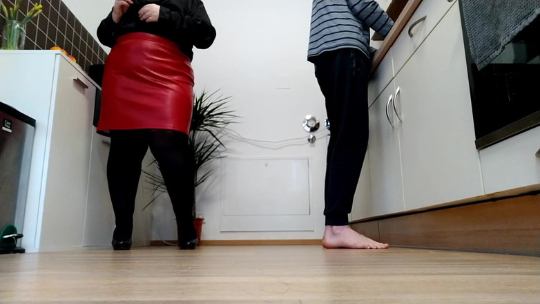 OurFetishLife: 팬티 스타킹을 입은 매력적인 시어머니의 섹시한 엉덩이가 내 신선한 정자로 완전히 덮여 있다