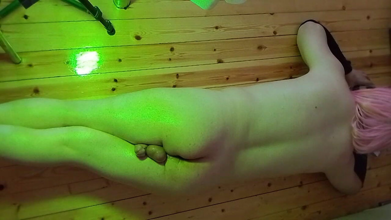 Kitty_Cross: Femboy se bucură de masaj cu auto-ulei pe fundul său...