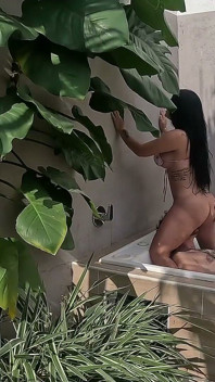 Detrás De Cámaras: Me Paso La Tarde Con El Mejor Amigo De Mi Novio En El Jacuzzi, Mientras Me Con Su Polla Enorme