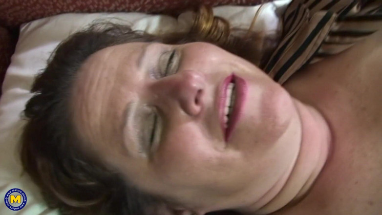 Mature NL: Big Stepmama Loves the Fist and a Big Toy