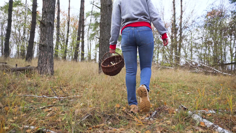 Teasecombo 4K: Une MILF en jean bleu se penche et exhibe son...