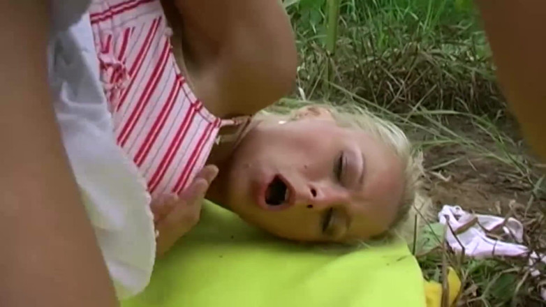 Nightclub Amateur Series: Sweet teen enjoying sex in the open field