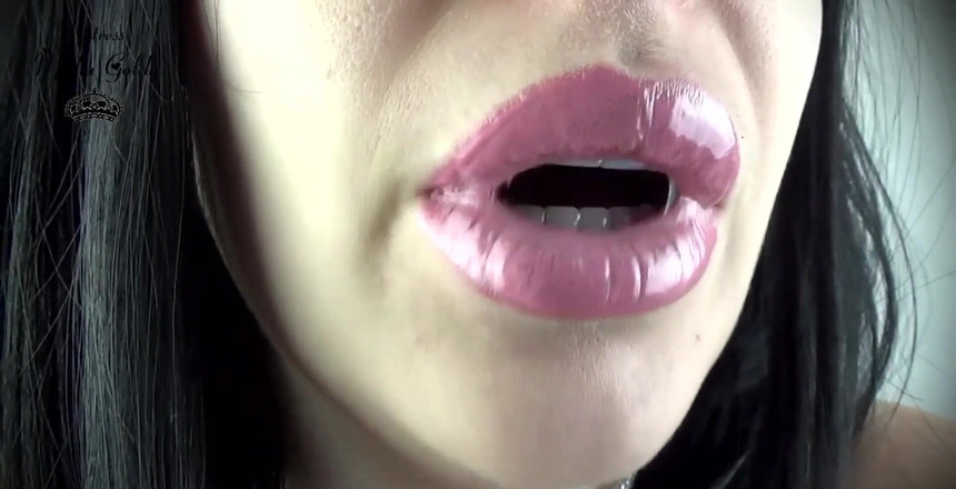 Goddess Misha Goldy: Ты обожаешь мой язык и губы. Ты обожаешь, когда я отсасываю у тебя поцелуи. Воображаю, что это было бы, если бы вы могли на самом деле ласкаться