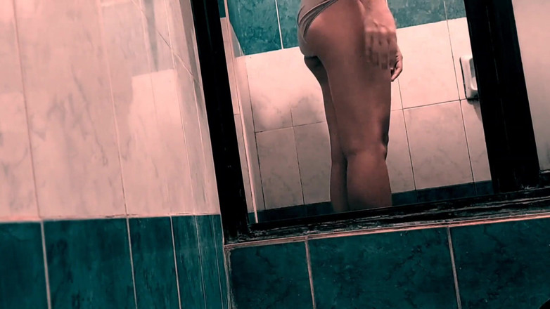 Grentie: In der dusche geil fühlen