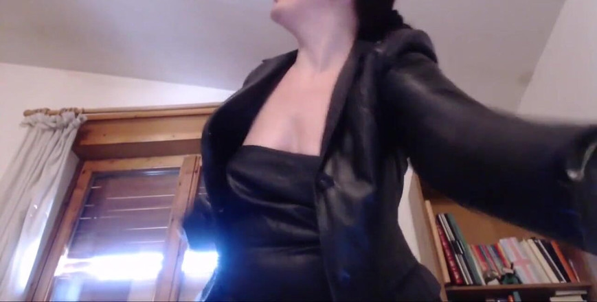 Nicoletta Embassi: Sua dominatrix italiana vestida de couro bloco você e verbalmente...