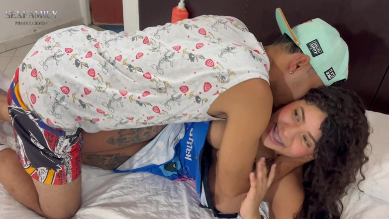 Bigboobssex: 義理の妹が首と背中が痛かったので、私は彼女に素敵なマッサージをしてセックスで終わります