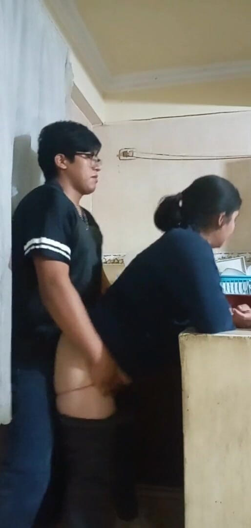 E-Alfa: Služka šuká v kuchyni (moje žena nás téměř chytila)