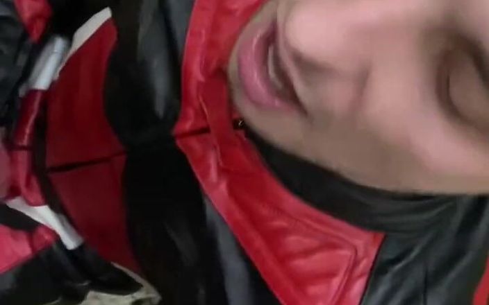 KinkySirius: Biker de cuero chupar la polla por chico deportivo