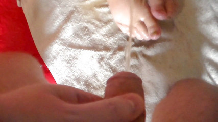 Sex hub couple: John писает все ступни Jen на полу