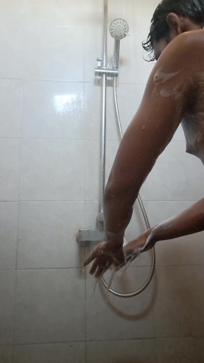 David Studio: Екзотичношкірий азіатський дорослий чоловік приймає душ вранці