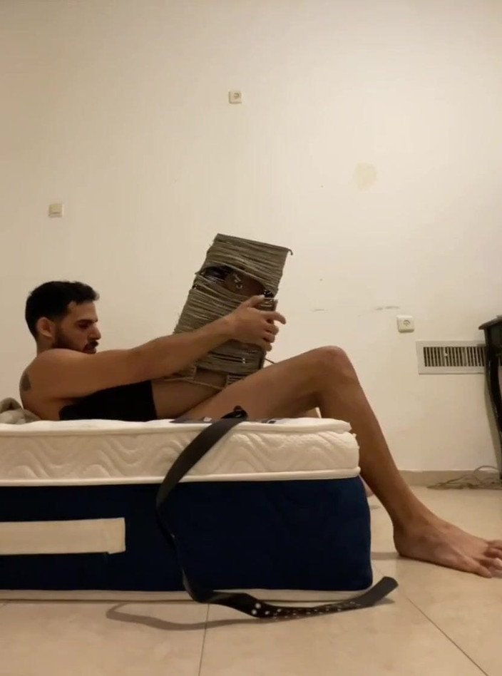 Grayalpha: Terperangkap dalam beg dobi