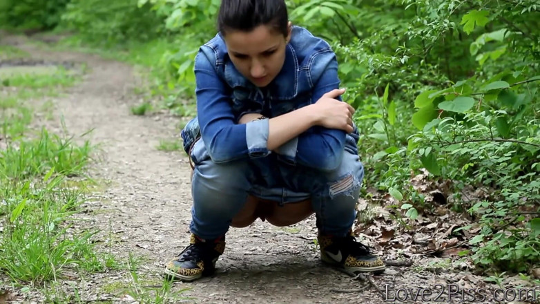 Love 2 Piss: All natural - Ingrid is peeing and wiping herself with a...