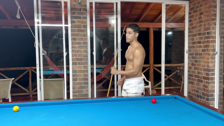 Molly Smith: 수영장 1부에서 패배한 후 절친과 섹스하는 남친