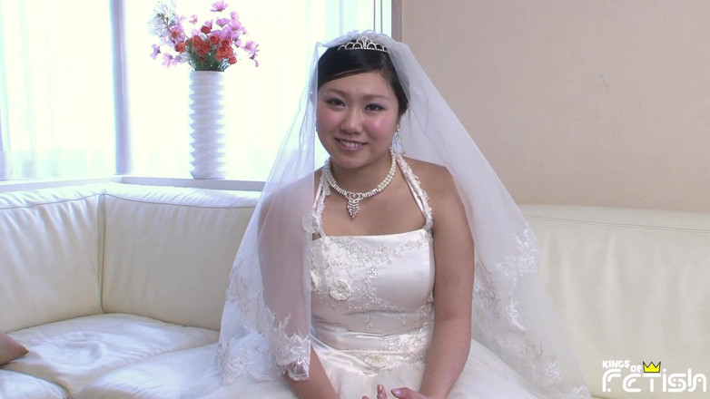 Pure Japanese adult video ( JAV): 자지를 빨고 포르노 인터뷰 후 입에 사정하는 신부 드레스를 입은 일본인