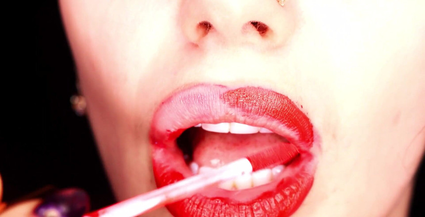 Goddess Misha Goldy: Primo piano delle labbra rosse