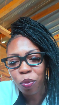 Jeu de rôle, une sexologue aide son client à se branler pour dépasser sa dépendance au gros cul...