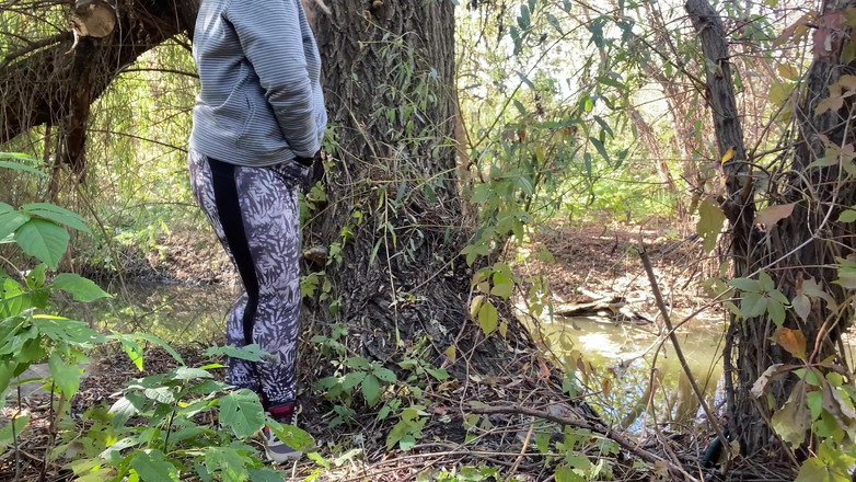 Elena: 穿着紧身裤的饥渴熟女在河边自慰