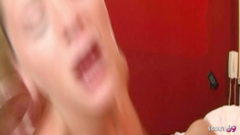 Shemale TS Collection: 邻居勾引性感的金发变性人并偷偷操她的菊花