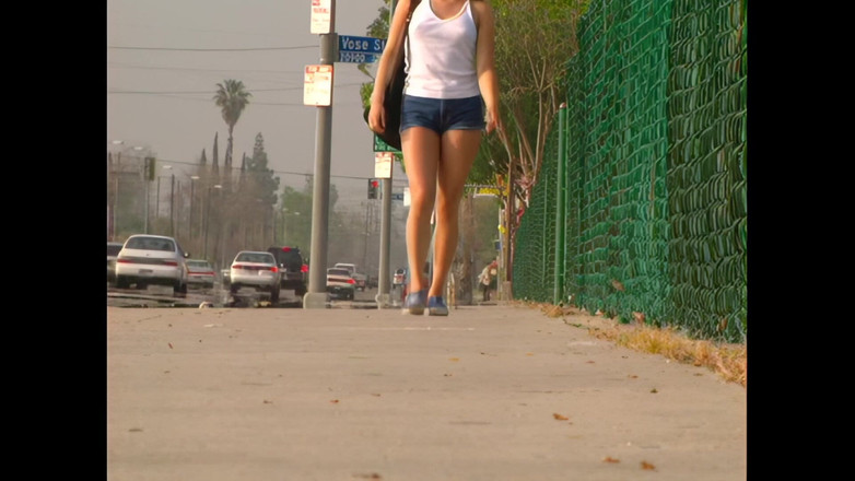 RATATATA!: 美丽性感的年轻棕发女子在桌上激烈地被操