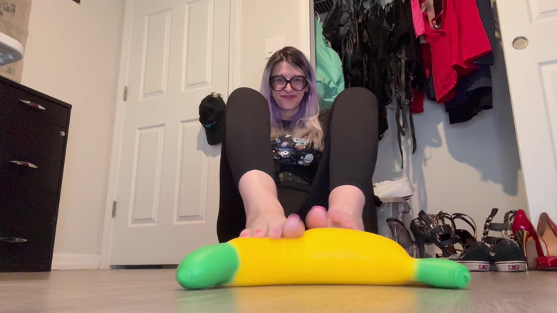 Peppermint Giantess: Stretchy Banana Squish Size 26 Feet