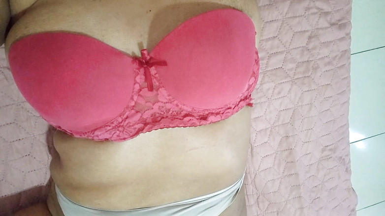 PATY PATY: Hýčkaná nevlastní matka hladí své soukromé části jemným třením, když cítí, že...