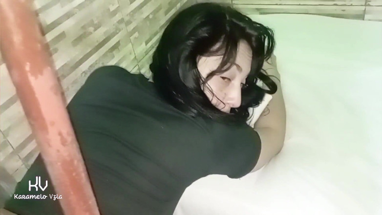 KarameloVzla: Nevlastní otec si užívá moji kundičku, zatímco uvíznu na schodech...