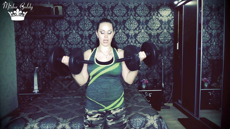 Goddess Misha Goldy: Opakuje se 50 zvedání váhy pro výzvu bicepsů a ramen!