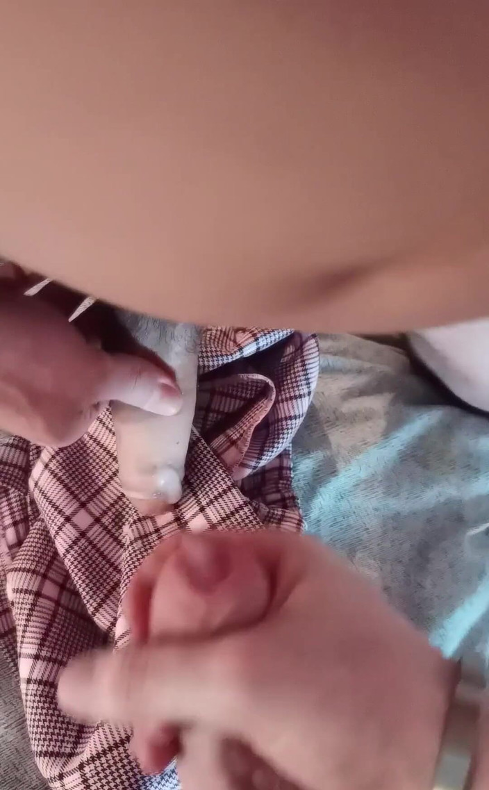 Twotwinkhusbands: Unbeschnittene britische jungs entladen sich über minirock