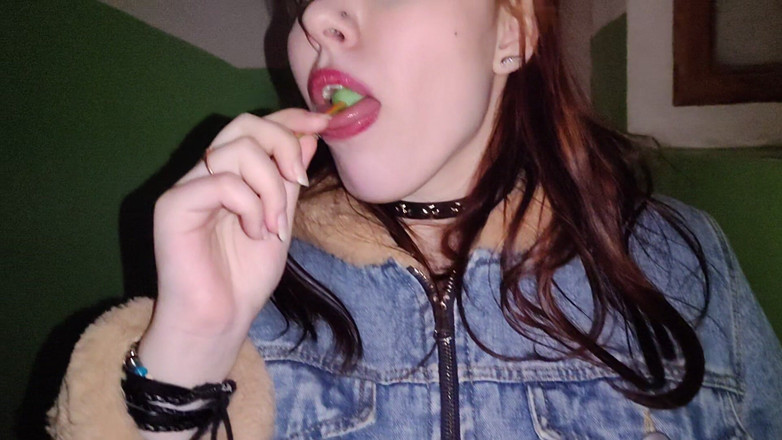 Jay_Marish: Marishka ha mostrato come succhia il cazzo sull'esempio dei chupachup