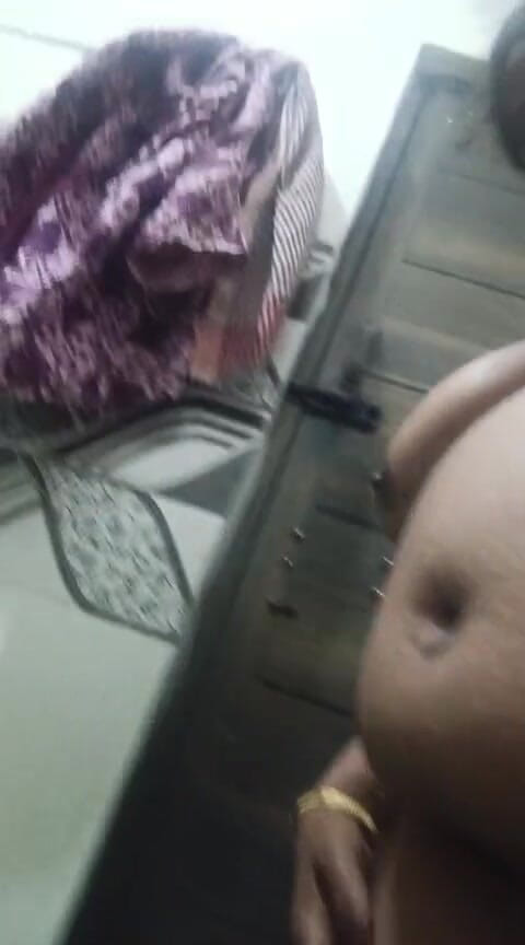 F couppilsmallu: Aunty Playing with Show