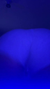 Cur mare care dă din cur în lumină albastră