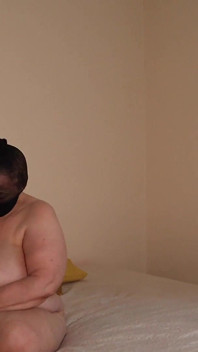 Poręczny GILF Dmucha Czarnego Kochanka W Swoim Pokoju We Wczesnych Godzinach Porannych Przed Pracą.