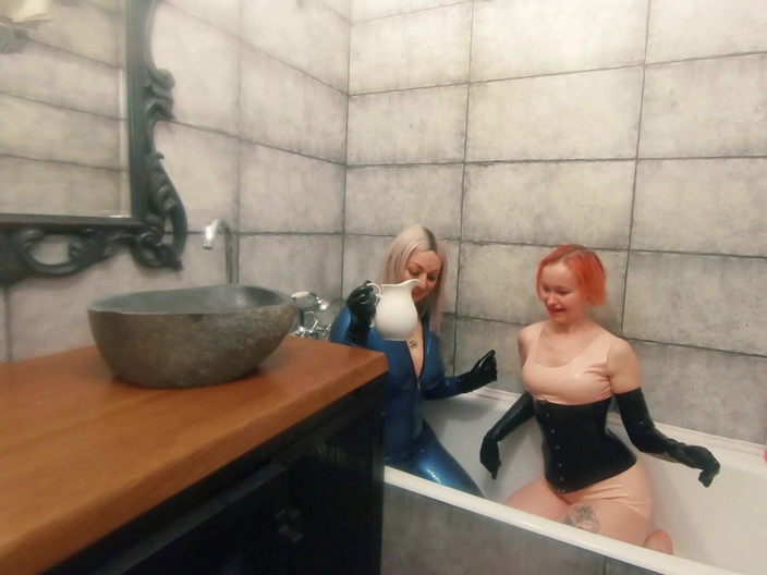 Arya Grander: Відпочинок у ванні в латексі з молоком, романтичне смішне фетиш-відео