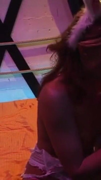Bunny eared babes steamy grup seks partisinde yarak yutuyor