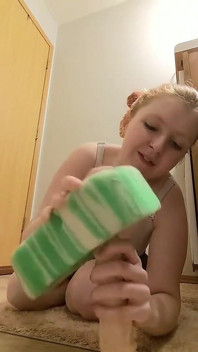 La Baby-sitter Gomme Encore Ta Bite Avec Son Éponge