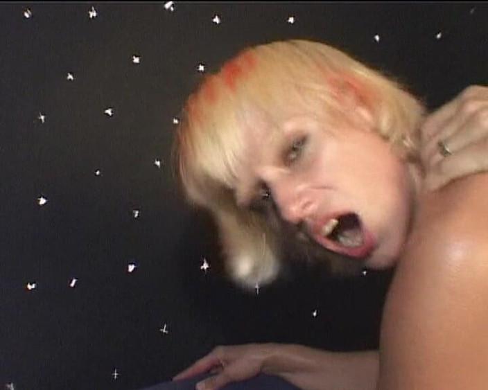 Videos Francaises: 苗条的法国金发女郎像在屁股上一样被鸡巴操