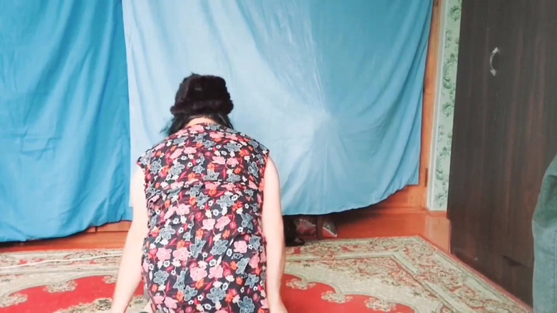 Kitty_Cross: La bella effeminato sorride innocentemente mentre stuzzica tutti