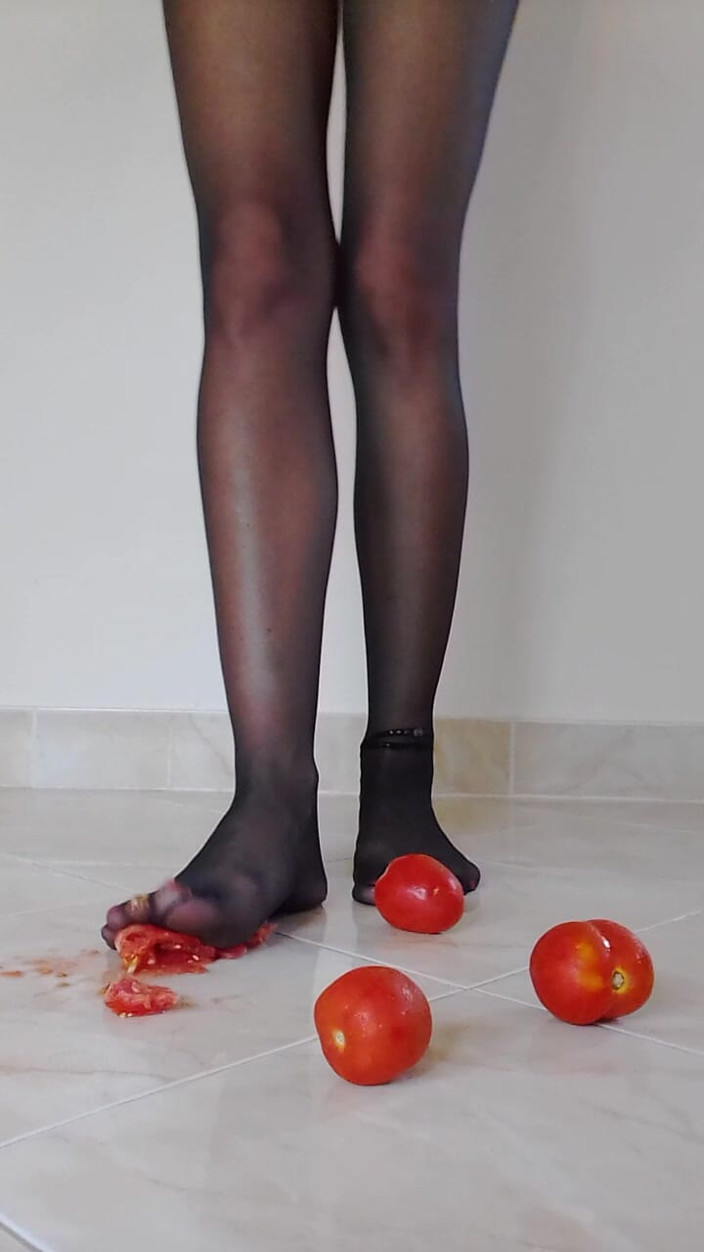 MissAnja_FH: Tomato Crushing dalam pantyhose hitam