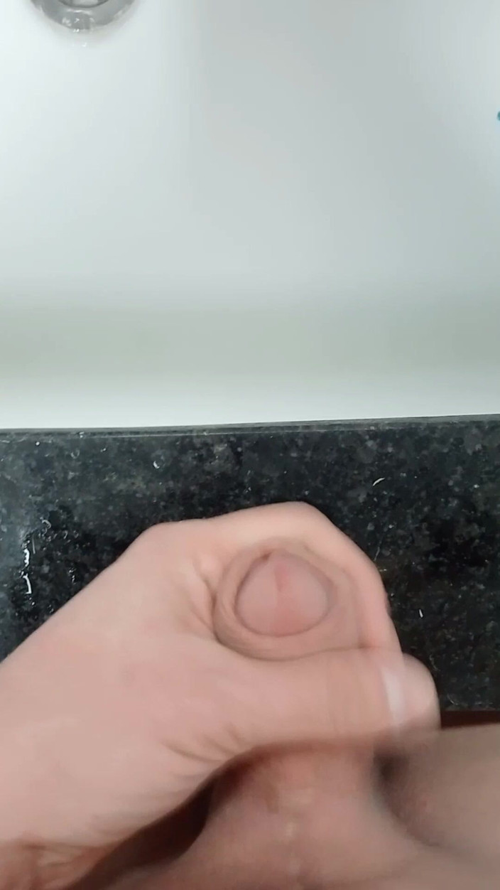 Gokmen Yaman: 화장실에서 혼자 자위하는 Murray Yaman.