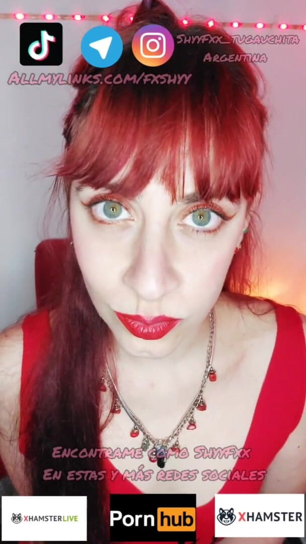 Tu Gauchita Argentina: Shyyfxx - una gatita delgada jugando con saliva en sus pies -...