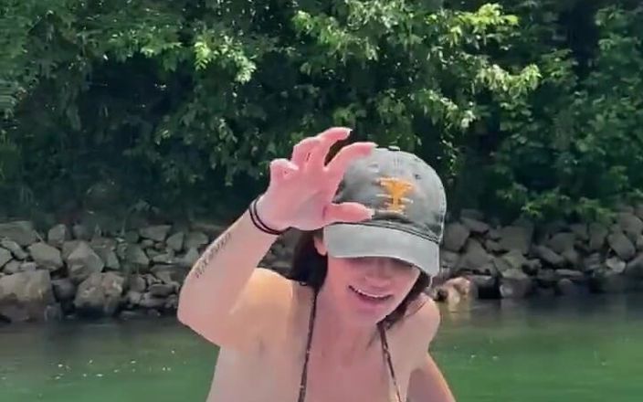 Phoenix Rizin': Zwevend in de rivier poesje geschoten