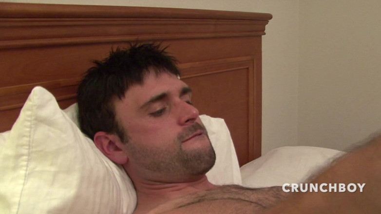 Crunch Boy: 젊은 게이가 이성애자 친구들을 빨고 콘돔 없이 섹스합니다