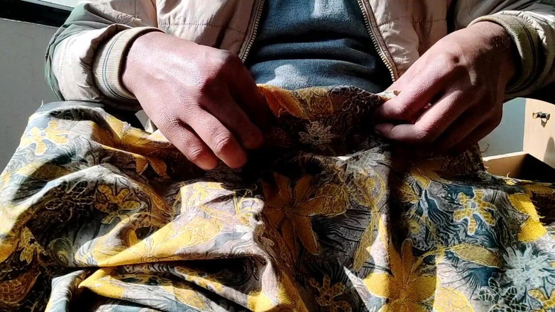 Satin And Silky: Saténové hedvábné honění porno - Tření čůráka a výstřik na saténový hedvábný žlutý...