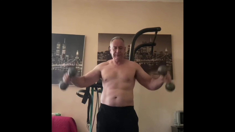 Alex Igogo: Salle de sport à la maison, fumer et se masturber