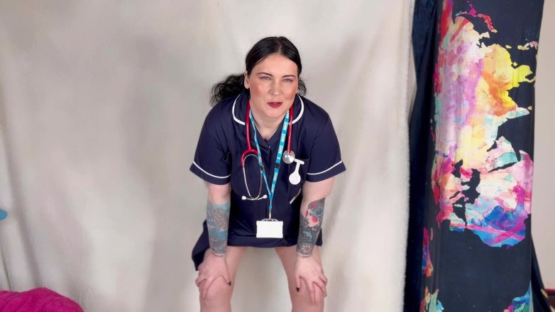 MissFFW: Pielęgniarka Ffw knebluje się na papierosa i sikanie