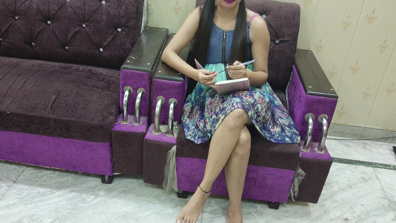 Saarabhabhi6: Nadržená desi učitelka si užívá sex se studenty zvláštním způsobem