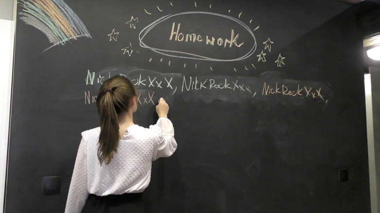 Nikolas: Cikgu itu marah dan menghukum pelajar sekolah