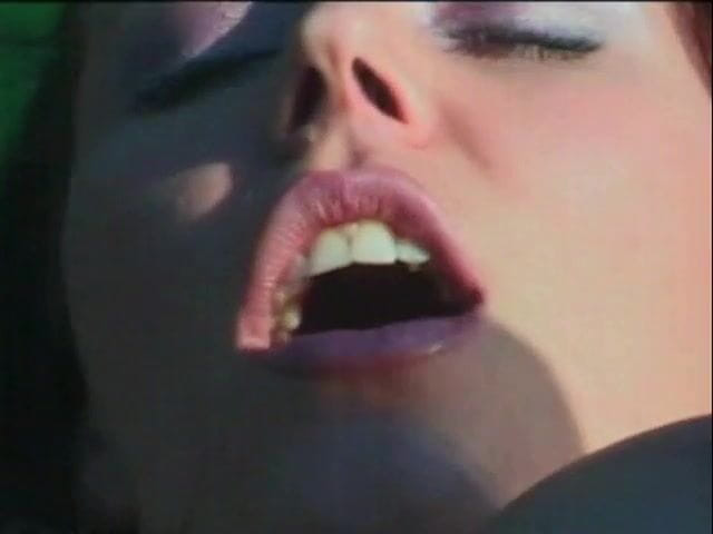 Anal seduction: Bystig brunett älskar att få sin röv borrad av en fet...